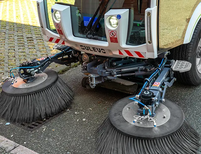 Stofvrij vegen met elektrische straatveegmachine voor buiten, de Dulevo Dzero2