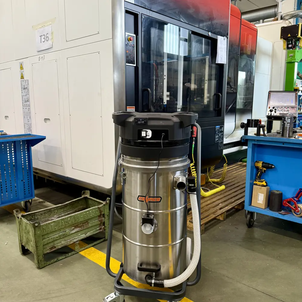 Coynco OIL 280W industriële oliezuiger bij CNC-machine in Nederlandse fabriek