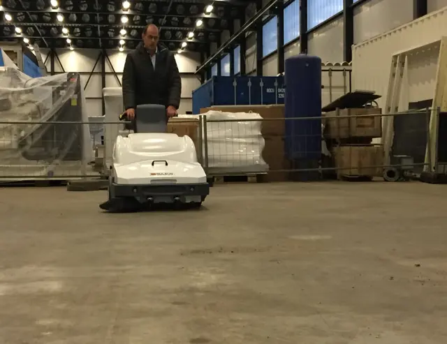 Een veegmachine die stof opveegt en voordelig is