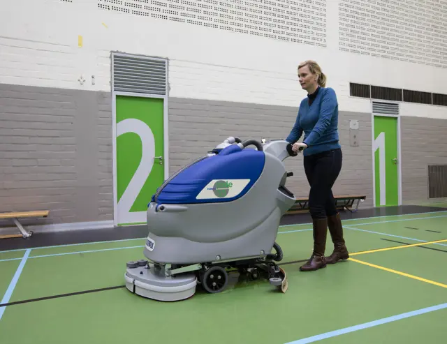 Schrobmachine in sportaccomodaties