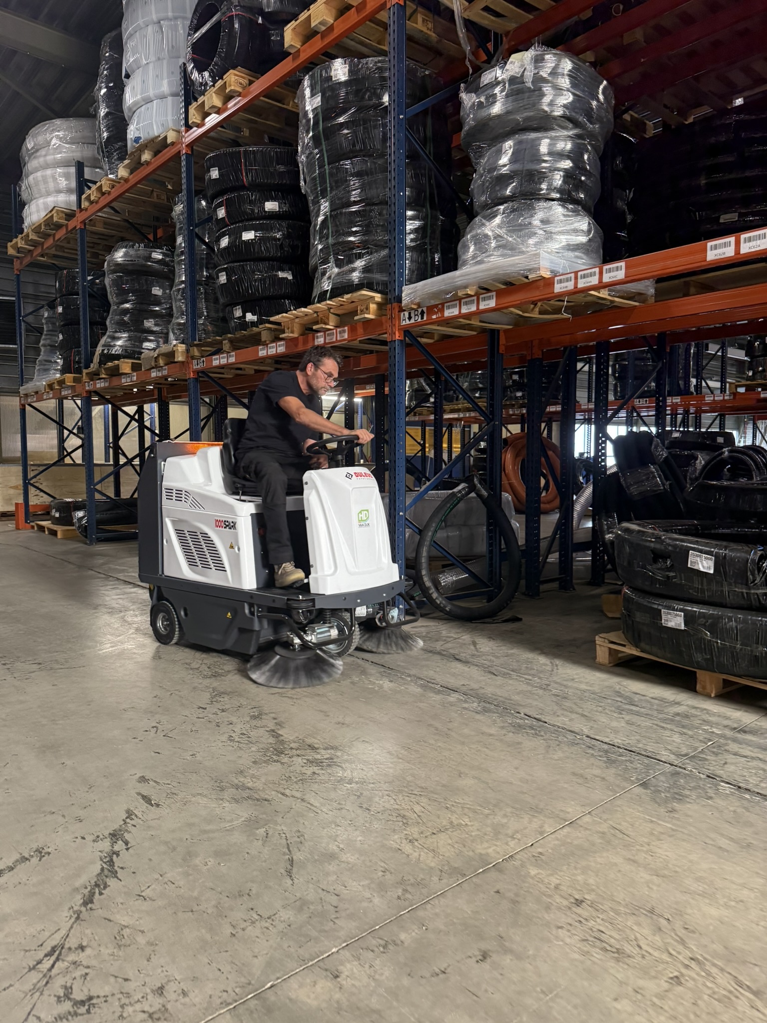 Veegmachine in de metaalindustrie