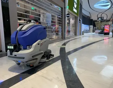 Robot schrobzuigmachine in een winkelcentrum