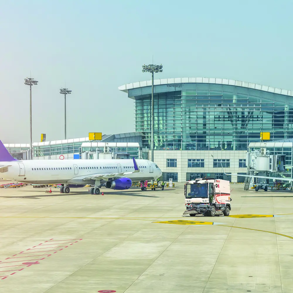 Dulevo D6 veegmachine reinigt het platform van een luchthaven