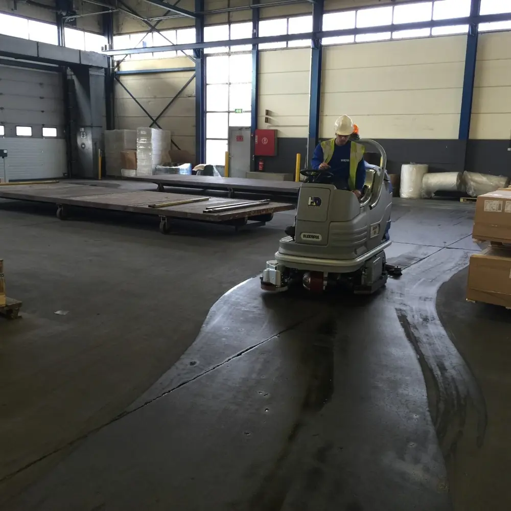 Floorpul Diamond 100S schrob-veegmachine voor productieomgeving