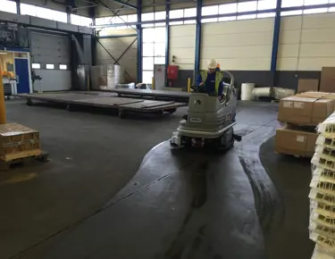 Floorpul Diamond 100S schrob-veegmachine voor productieomgeving