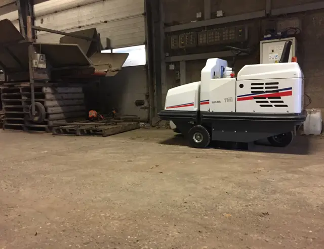 Veegmachine voor in een magazijn.